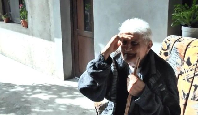 kaybolduktan-30-yil-sonra-birebir-kiyafetlerle-geri-dondu-hicbir-sey-hatirlamiyor-fPUU3BJp.jpg