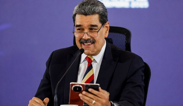 maduro-dinlenemeyen-telefonunu-gosterdi-AkDUcWPY.jpg