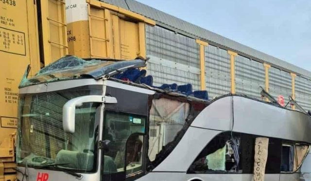 meksikada-tren-yolcu-otobusune-carpti-8-meyyit-45-yarali-WtkVhCqg.jpg