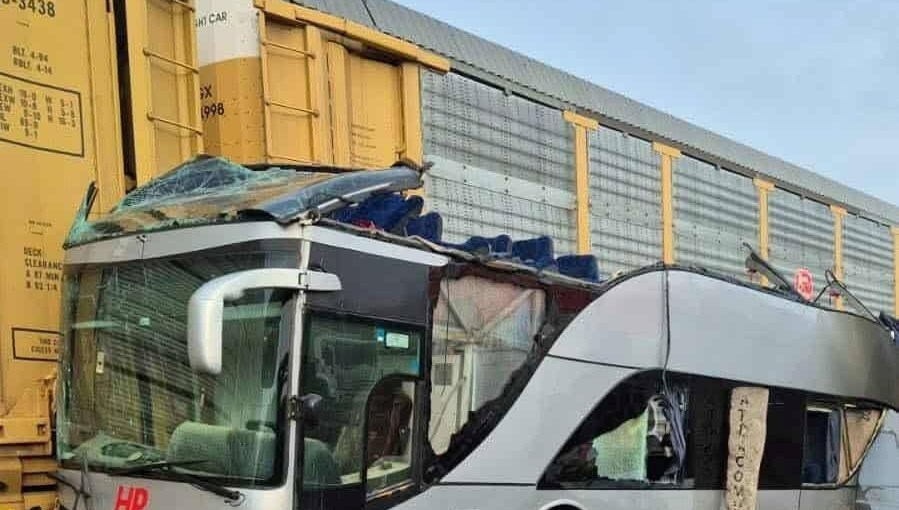 Meksika’da tren yolcu otobüsüne çarptı: 8 meyyit, 45 yaralı