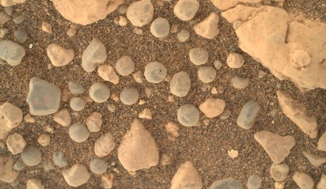 nasa-fotografla-duyurdu-marsta-gizemli-kureler-bulundu-WtP2LRED.jpg