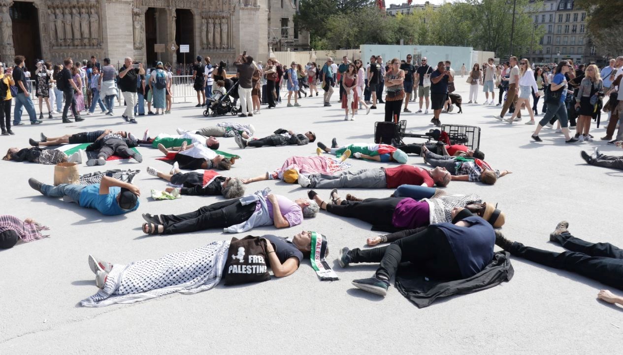 Notre Dame Katedrali önünde Gazze protestosu
