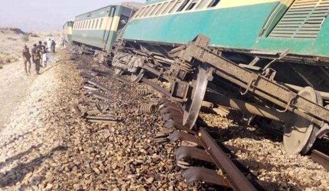pakistanda-tren-raydan-cikti-1-meyyit-33-yarali-JzjROgGE.jpg