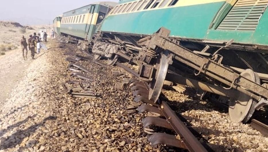 Pakistan’da tren raydan çıktı: 1 meyyit, 33 yaralı