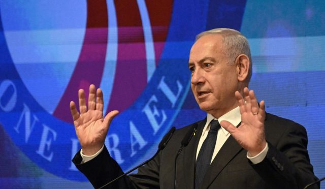 sanik-sandalyesine-oturan-ilk-israil-lideri-netanyahunun-durusmasi-basladi-YhMPGLOg.jpg
