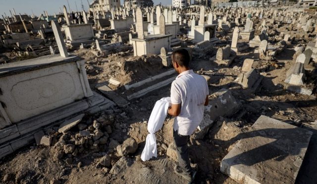 the-guardian-israil-ordusunun-gazzedeki-ataklarinda-oldurdugu-her-alti-bireyden-besi-sivil-qYlxBIYl.jpg