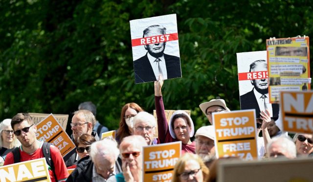 trump-iskocyada-golf-oynarken-protesto-edildi-DARc6miH.jpg