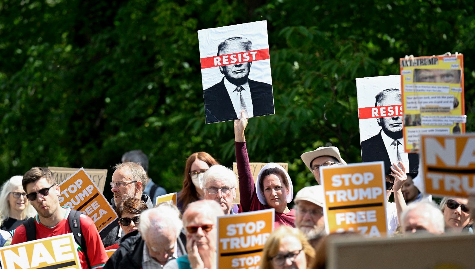 Trump İskoçya’da: Golf oynarken protesto edildi