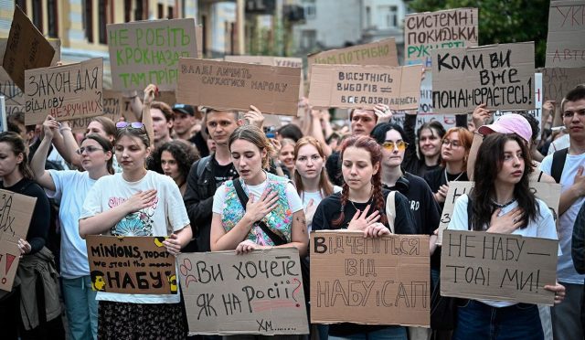 ukraynada-yolsuzlukla-caba-protestosu-C1xUbRCp.jpg