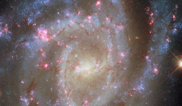 uzayda-cicek-acan-galaksi-hubbledan-nefes-kesen-goruntu-O3A35m92.jpg