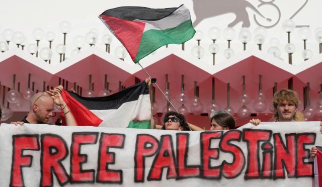 venedik-sinema-senligine-saatler-kala-israil-protestolari-basladi-pYm1D8Ob.jpg