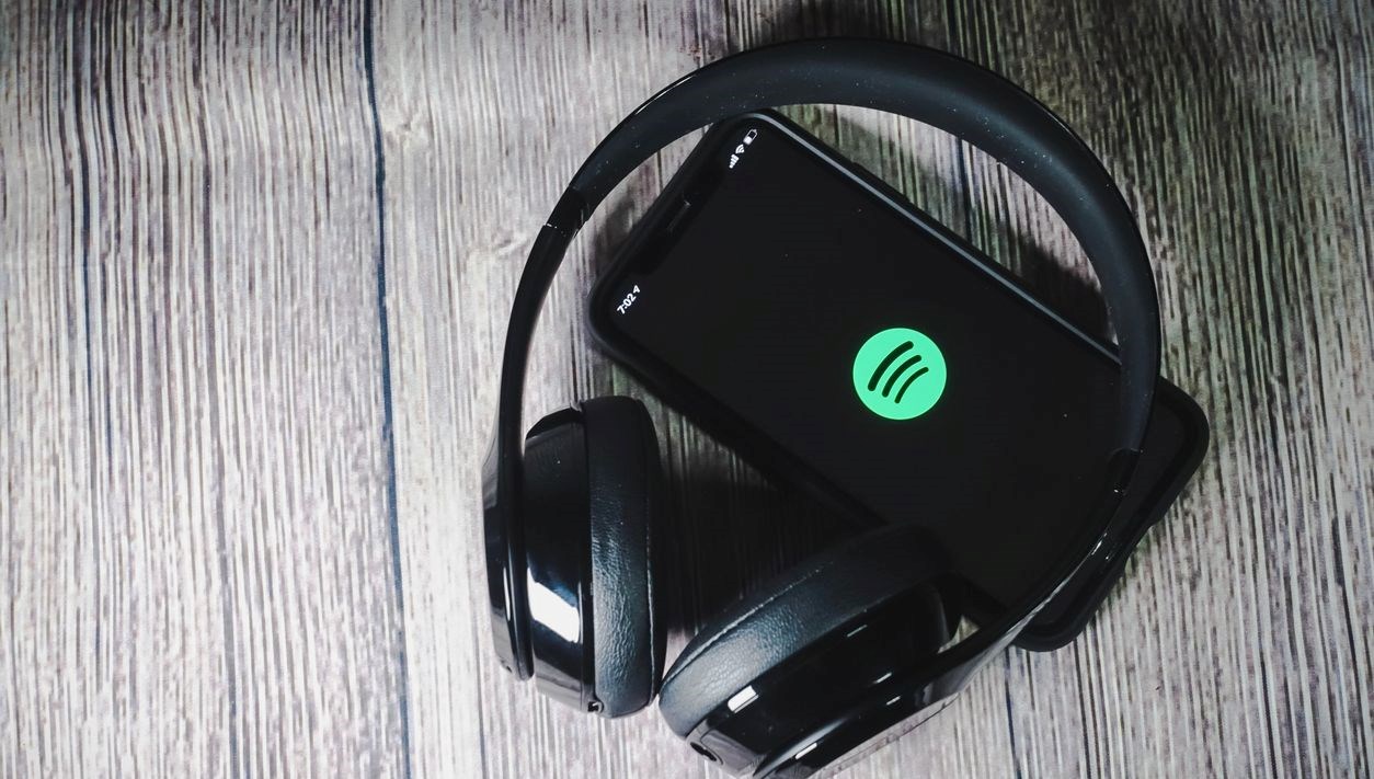 Yapay zeka tehlikesi büyüyor: Spotify meyyit sanatkarlar ismine müzikler yayınlıyor