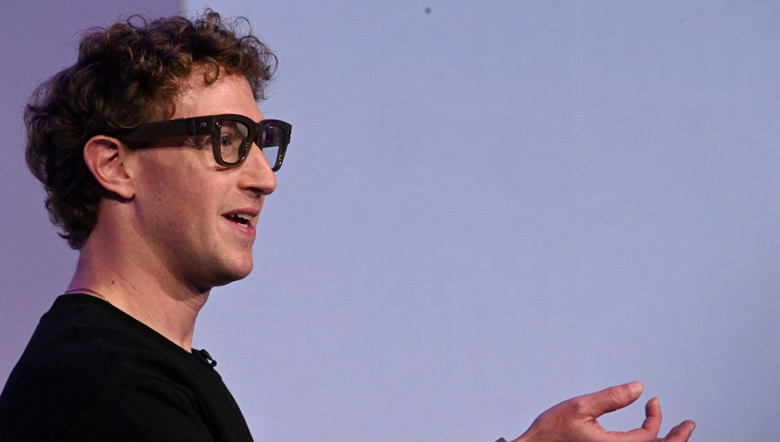 Zuckerberg yeni akıllı gözlüğünü tanıttı… Sahnede iki kere yanılgı verdi